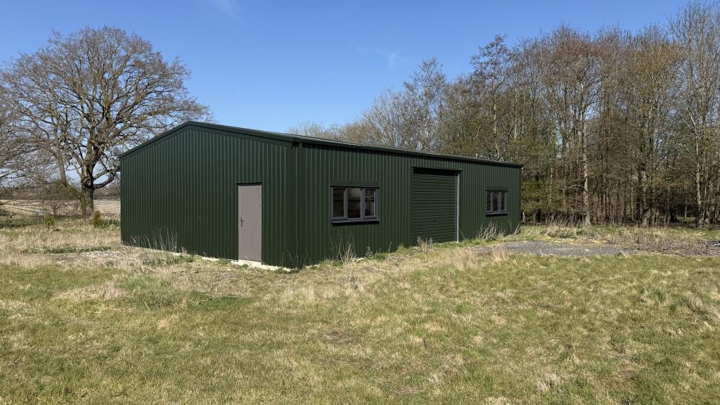 Lot: 48 - VACANT PARCEL OF LAND EXTENDING TO MORE THAN 15 ACRES WITH BARN - External view of land facing barn